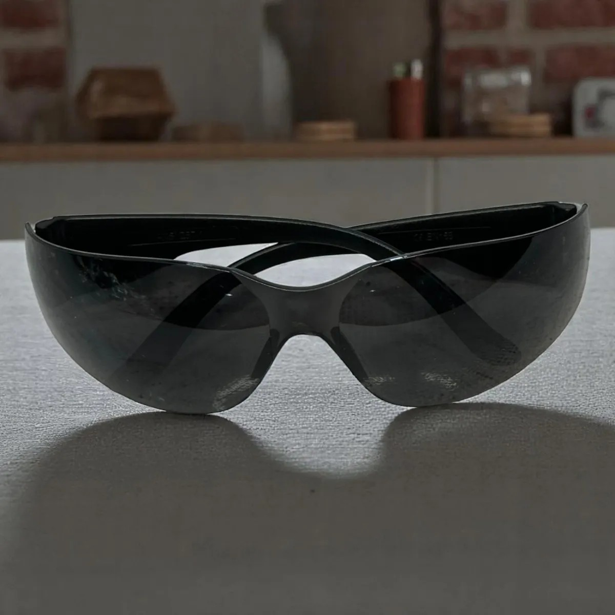 LENTES DE SEGURIDAD AVISPA OSCUROS EXXEL