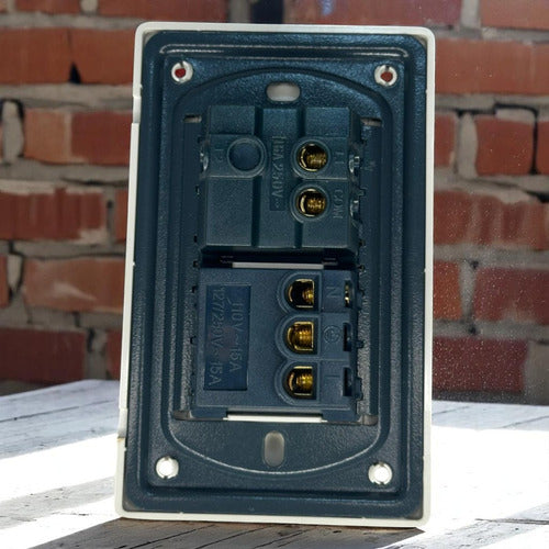 INTERRUPTOR + TOMA BLANCO (TOM-050) CRAUNOT