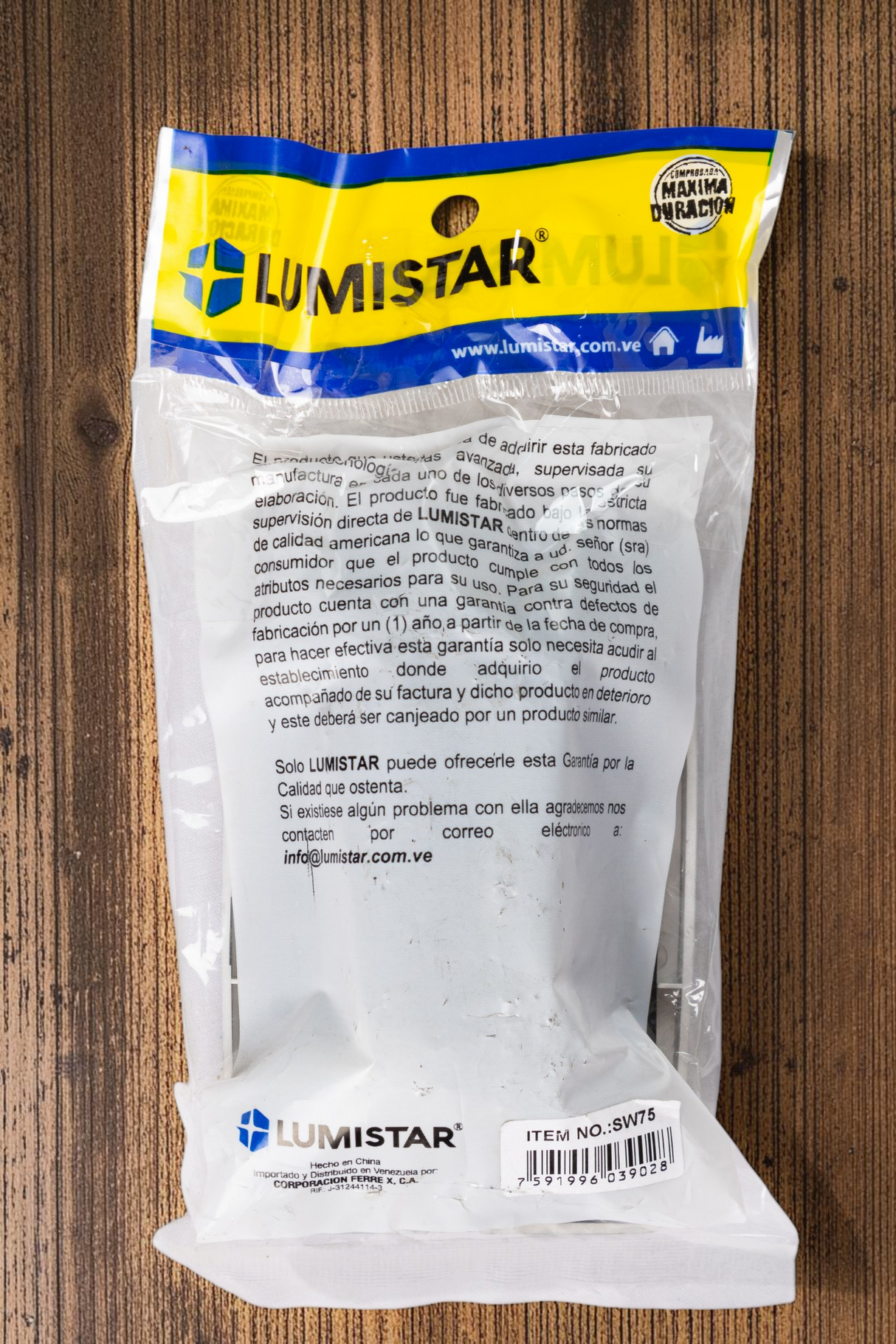 Interruptor Triple Línea Moderna Color Plata Lumistar